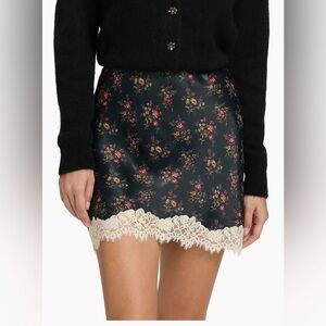 Doen Giulietta Lace-Trim Floral Satin Miniskirt in Fleur Du Palais, Size M